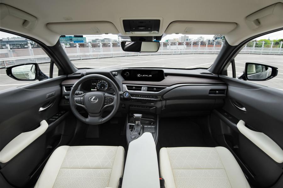 Торпедо Lexus UX250h 2018 года  (WW) (фото 11 из 40)